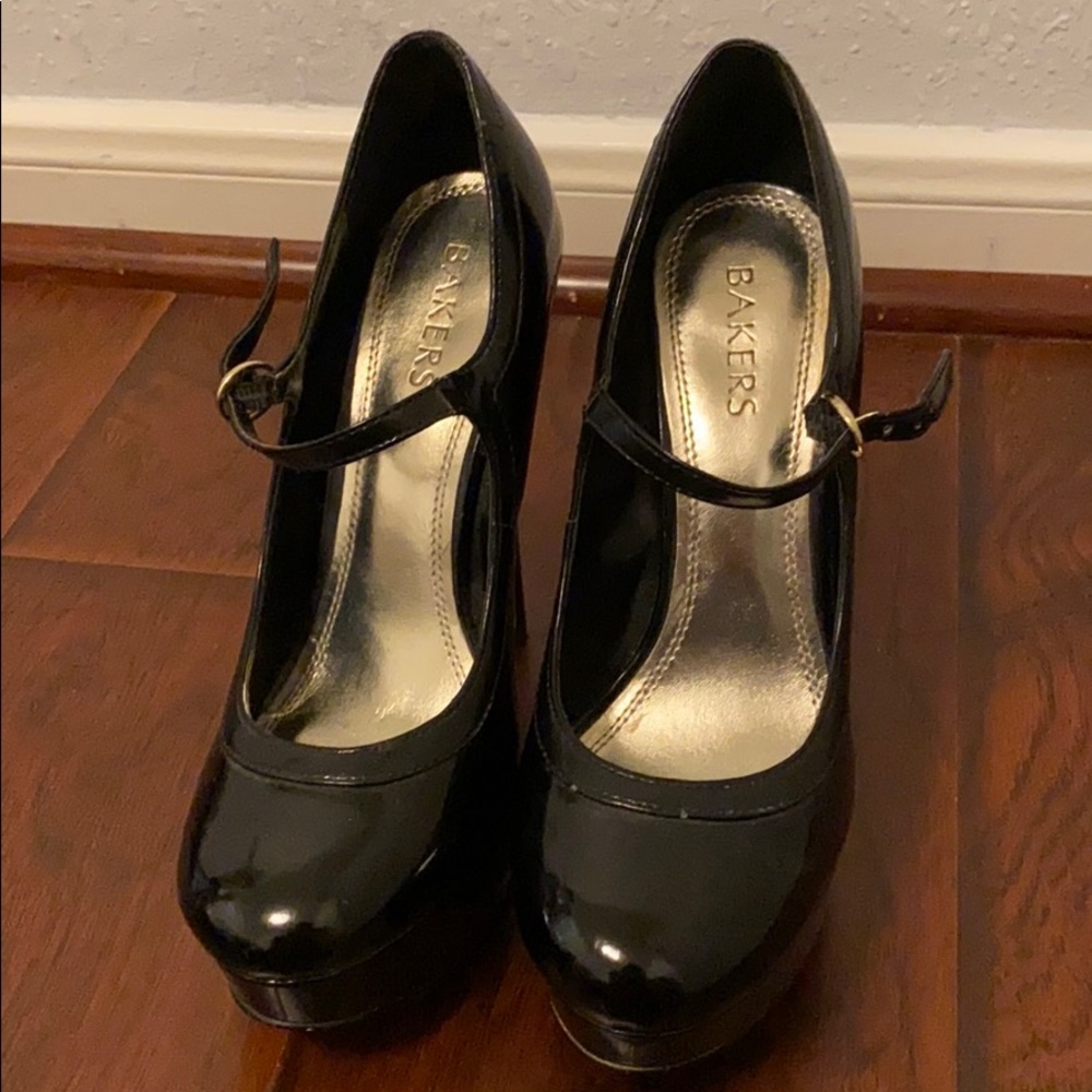 Bakers - Closed Toe Platform Heels - image 1